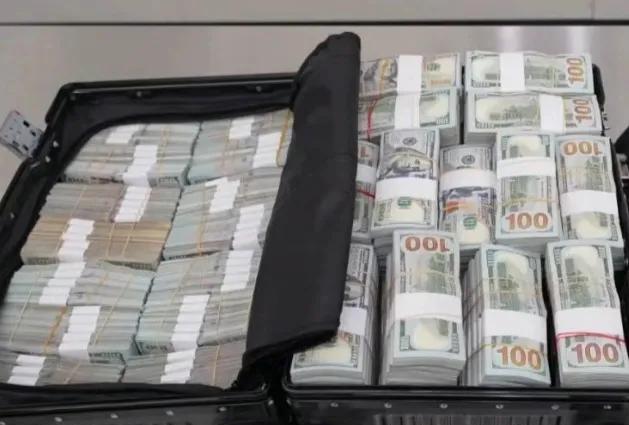 海关查获！230万美元闯关被截！皇岗海关近日在福田口岸抓了个“大案子”——