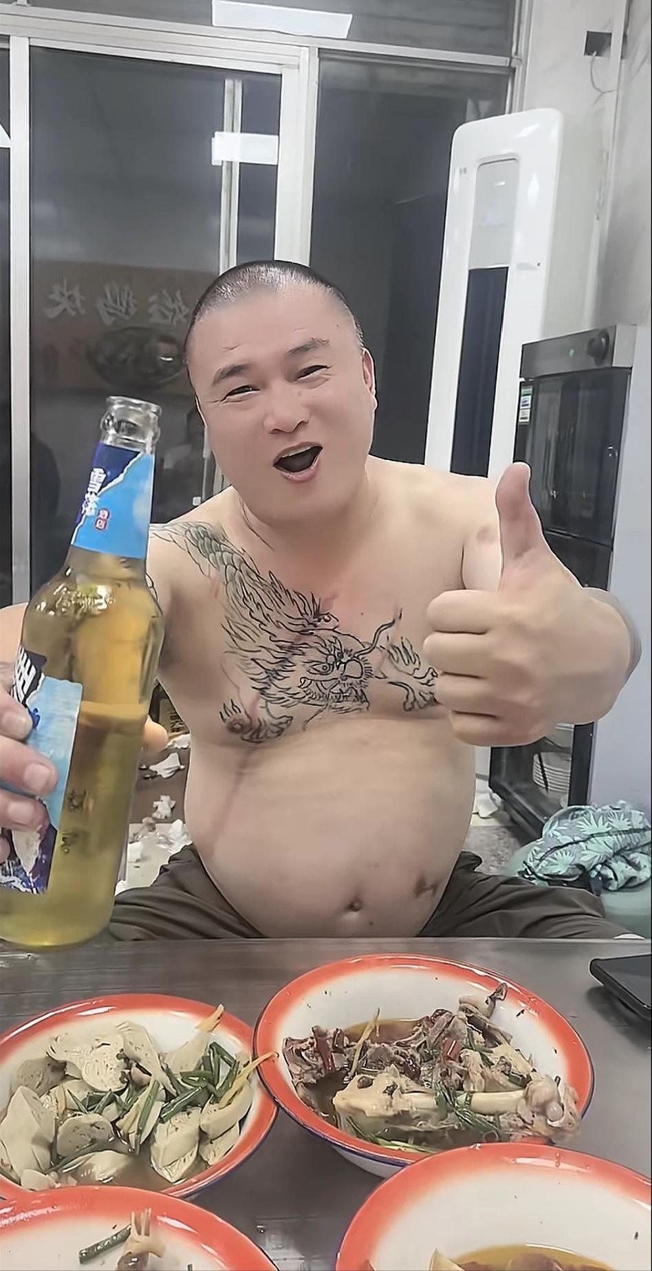 苏州五星，江苏的狠人天花板，喝酒的实力强到离谱，无人能敌。今天他在自己刚开业的饭