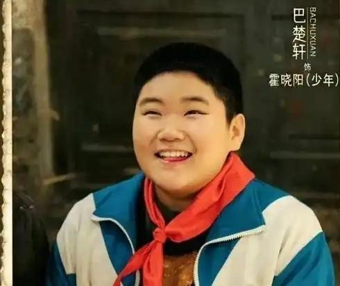 那个在老舅家蹭饭、推销劣质眼镜的胖小子，正在收购他老舅的厂子。我们都被“亲情”