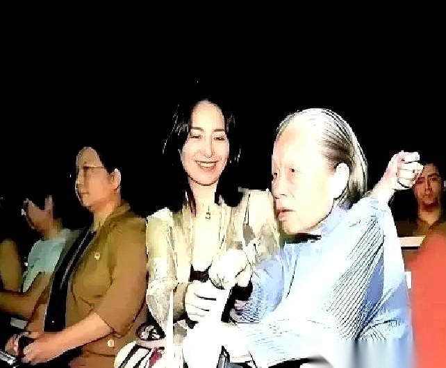 保姆递上辞职信，想着伺候了48年，该告老还乡了。老板什么废话都没说，一把推过去