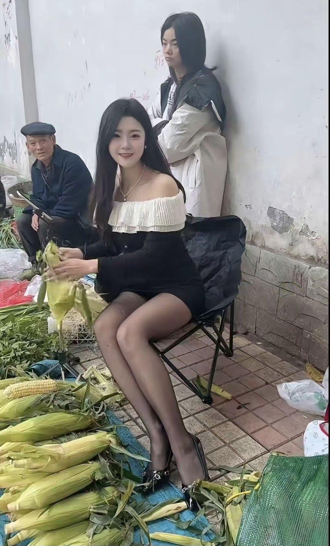 这个玉米摊生意绝对好。摆了一天摊的大爷回家，买了一车的玉米。