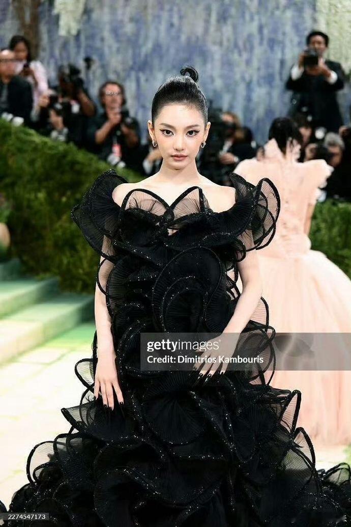 宁艺卓章子怡同款封面姿势宁艺卓内场图章子怡宁艺卓同款封面姿势时尚灵感解读章子怡