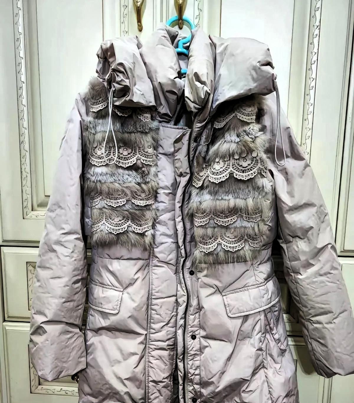 一姑娘把穿了十三年的羽绒服穿下楼倒垃圾，电梯里邻居瞄一眼甩句“太老气”，她回家就