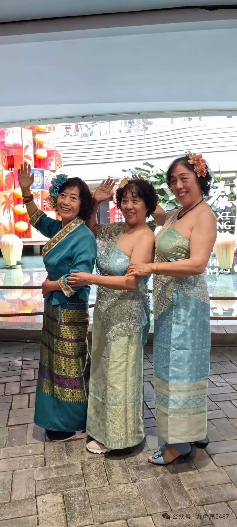 我的天呐！大妈！你这勇气是梁静茹赋予的吗？头上戴花，袒胸露臂，真把自己当“仙女