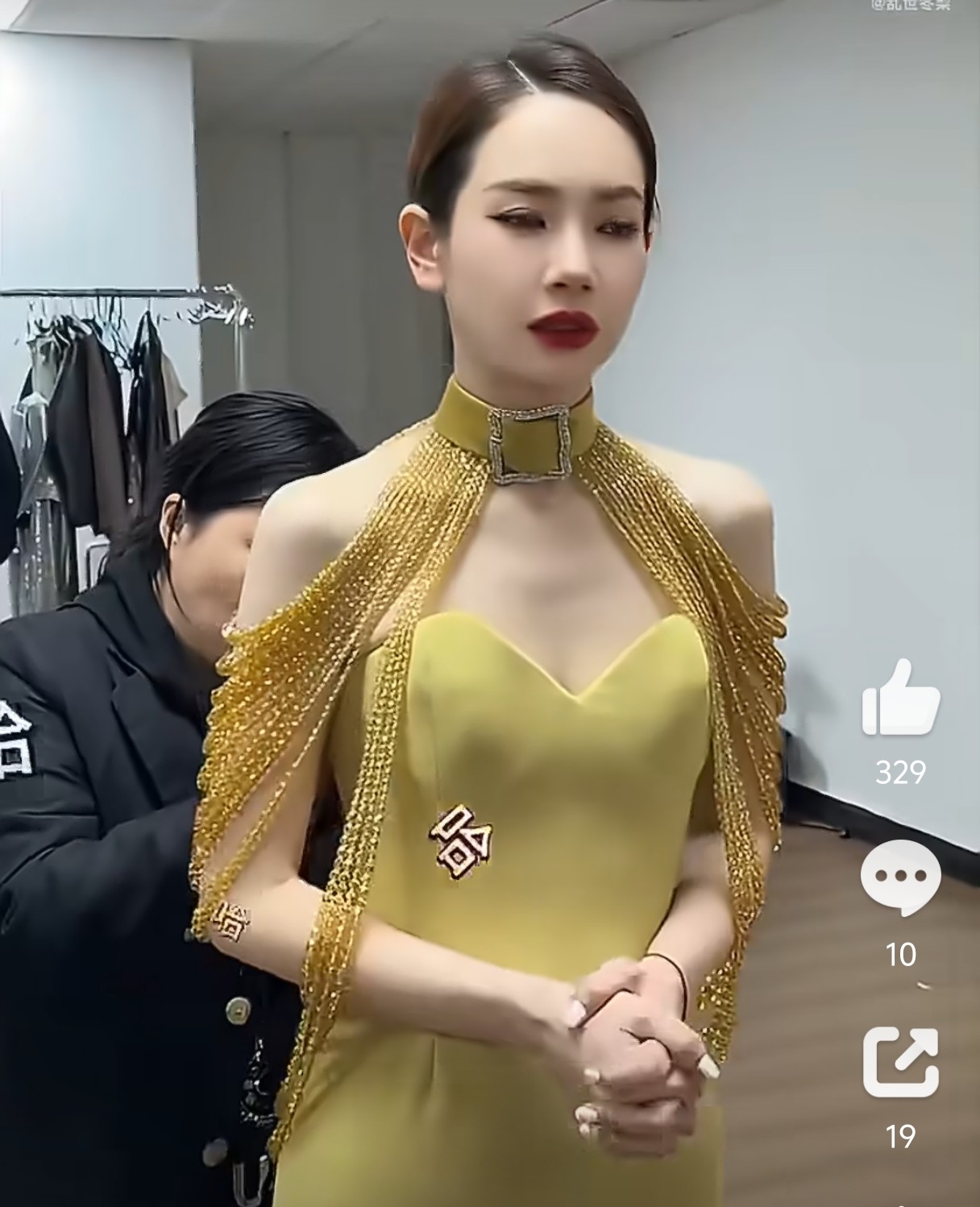 女明星红毯光鲜背后有多难？戚薇穿高定礼服，里面竟套安睡裤镜头前星光熠熠的红毯，一直是大众眼中女明星争