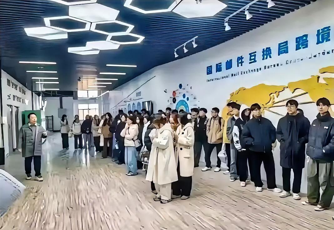 终于有大学生敢提出质疑了：明明大四一整年都在外实习，凭什么要交全额学费？人不在学