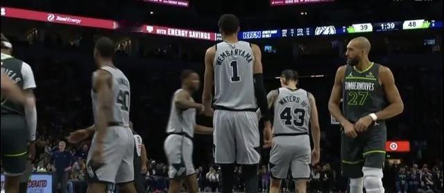  圣安东尼奥马刺吐槽大会马刺崩盘名场面又+1！福克斯近三场关键时段失误率1