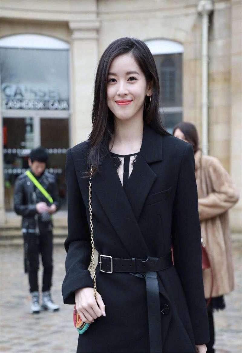 章泽天亮相巴黎时装周，以京东时尚品牌顾问身份稳坐头排，与超模同框气场全开。她身着