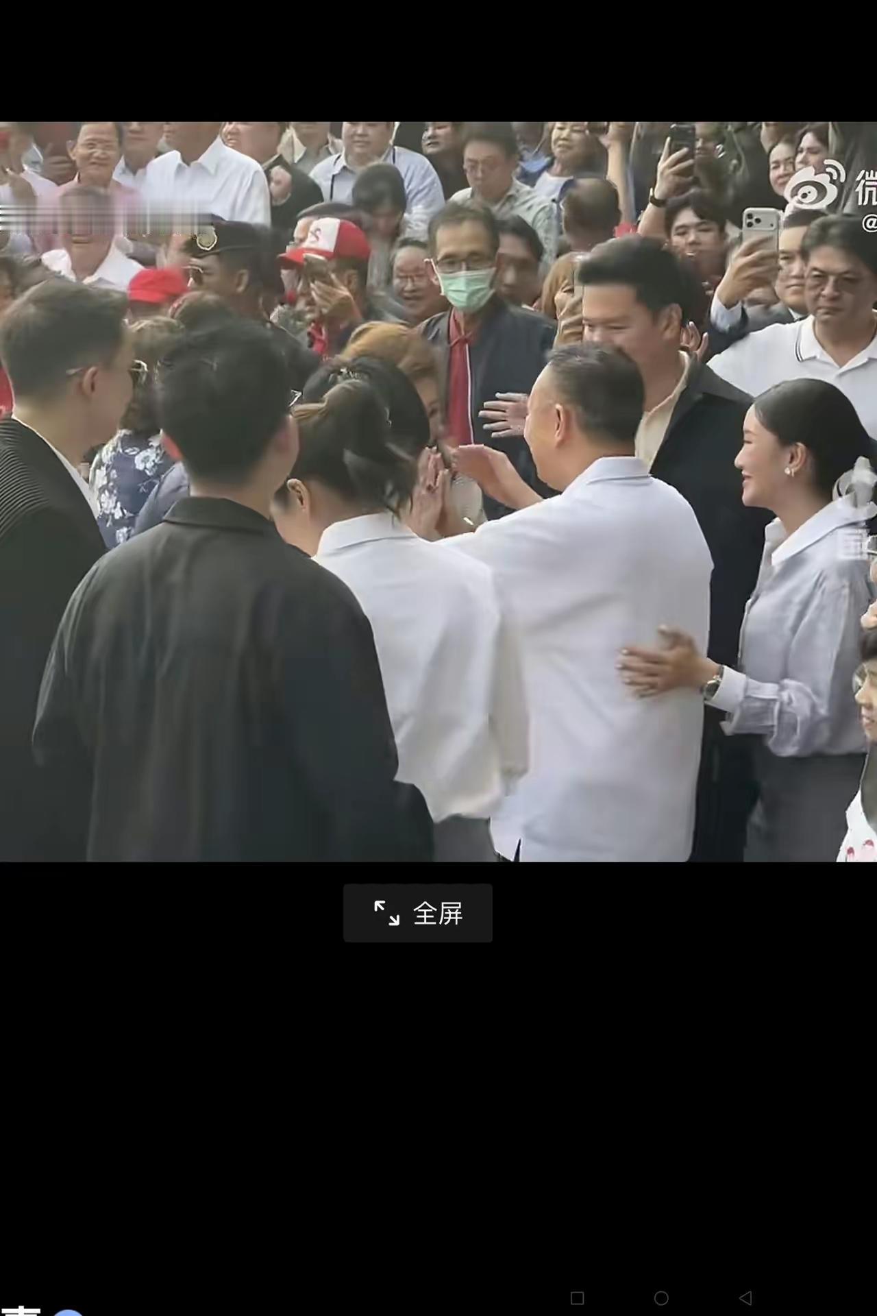 5月11日，76岁的他信假释出狱，女儿佩通坦虽在列迎接，却已因违宪丢总理之位。8