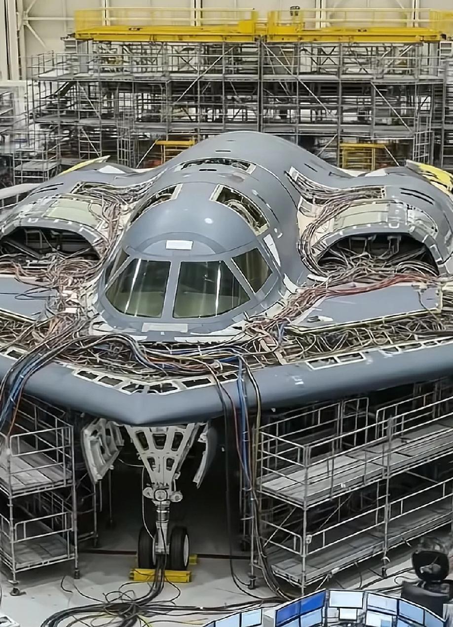 我们什么时候有对标B2的轰炸机!B2看上去酷、炫、帅、强。B2那么早就制造出来