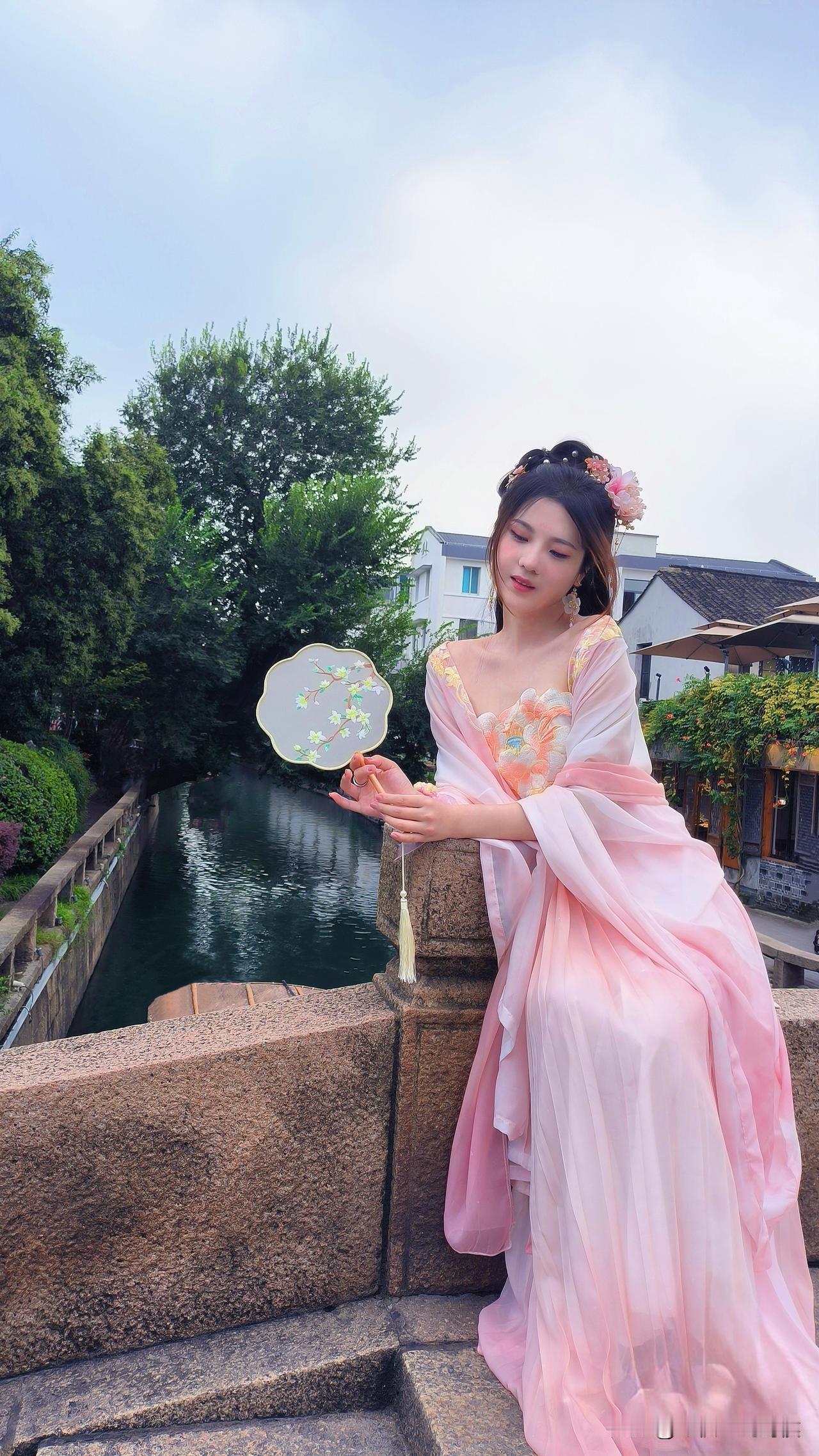 我真的以为她只是起了这么一个名字而已。那年在山东出差，晚上一个人在酒店很无聊，