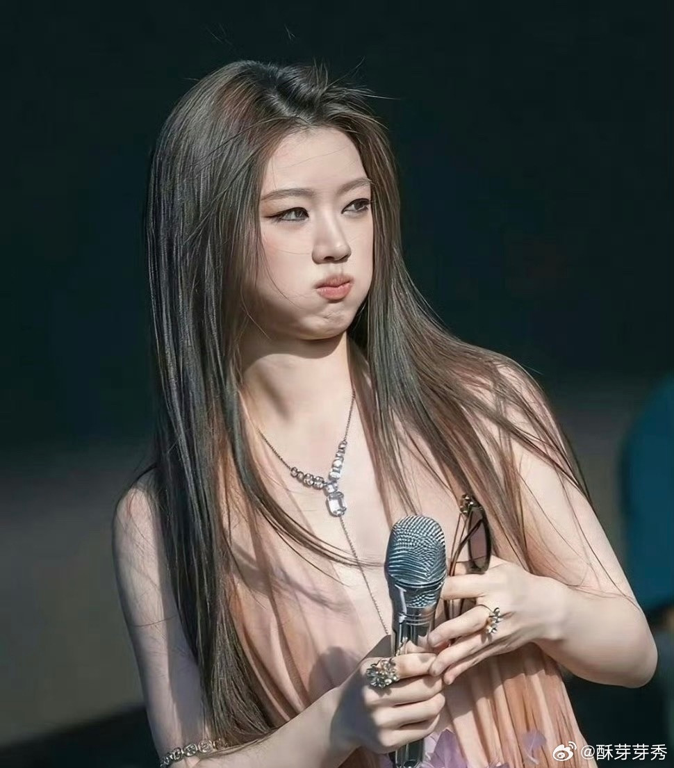 单依纯的唇形，不做唇模可惜了单依纯舞台疑似抄袭安室奈美惠
