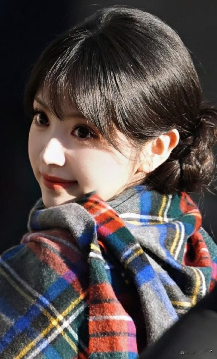 田曦薇这傻妞，小脸大眼高鼻梁，她终于上央视春晚了！28岁田曦薇开朗活泼，既有少