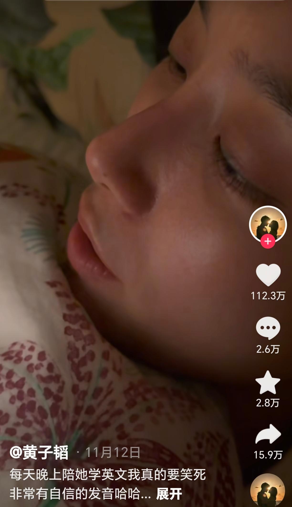 黄子韬真不把网友当外人，发徐艺洋躺被窝学英语的视频，网友：原来明星也喜欢花被套！