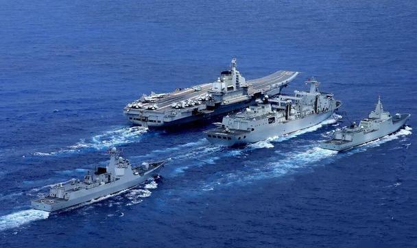 中日对峙升级，辽宁舰没有返航的意思，经过901补给船的奶了一口后，仍在继续航行。