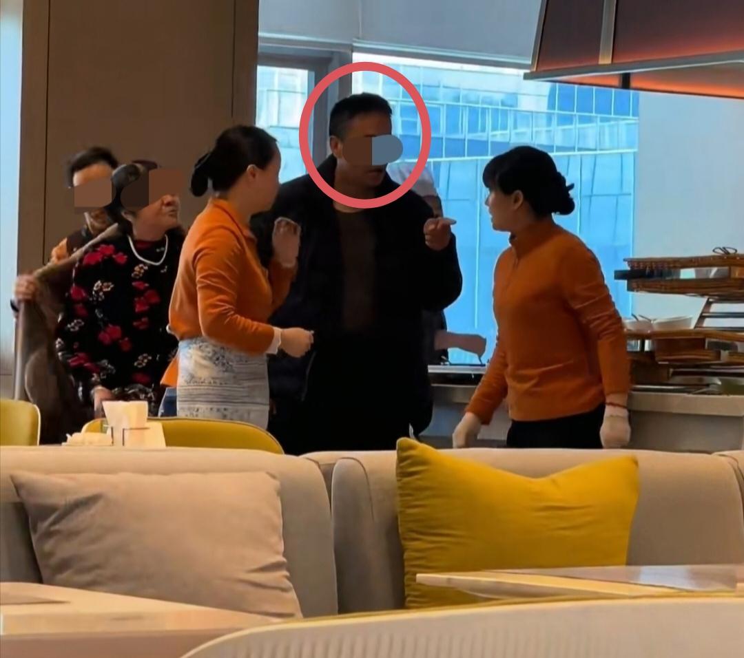 男子带老母亲酒店自助打包被拒，当场推搡服务员引众怒。近日，一段酒店自助餐厅