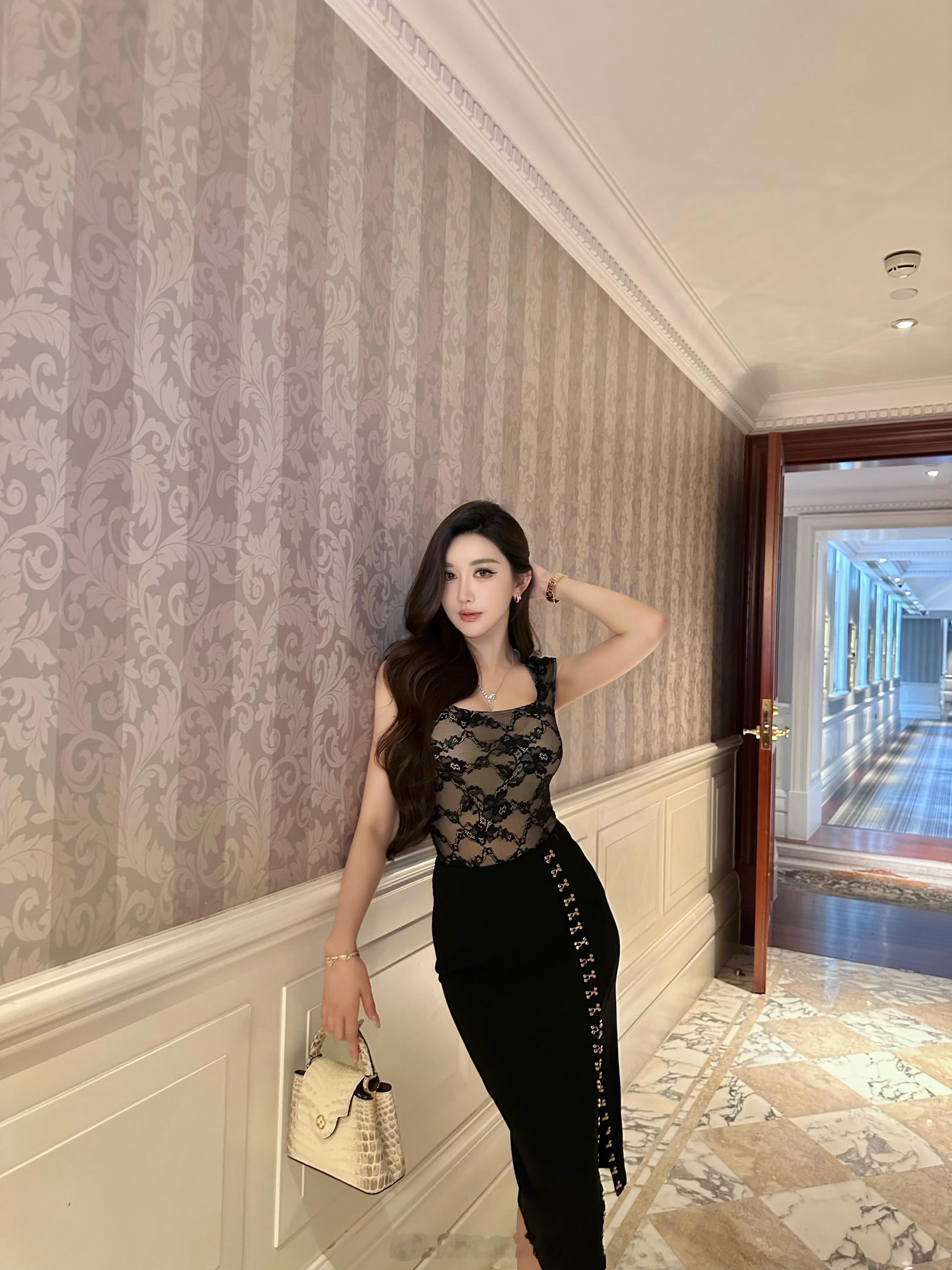 🖤​​​