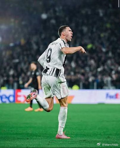 都灵体育报：尤文图斯和弗拉霍维奇想要在一起！弗拉霍维奇对斯帕莱蒂着迷，对球迷表现