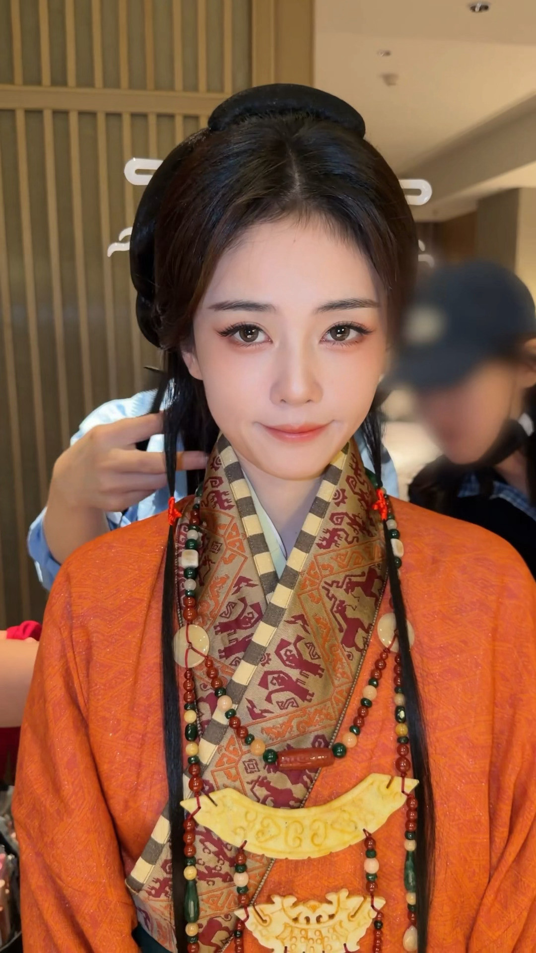 金鹤龙否认给白鹿化妆20万金鹤龙说跑男都是艺人自己找造型师金鹤龙在线回复网友白鹿