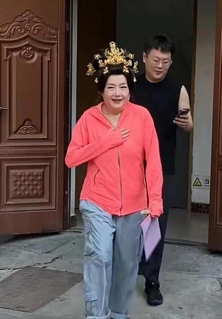 【67岁恬妞片场被偶遇！网友：苗翠花的虎牙，终究输给了时光】[比心]7月23日