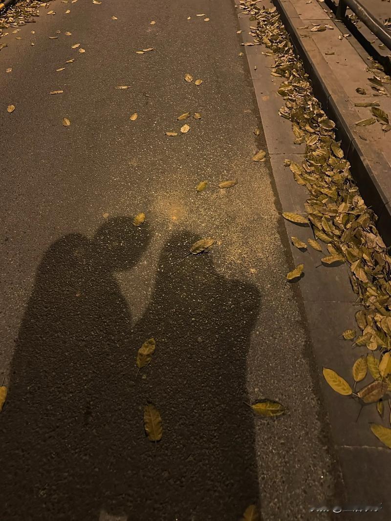 女性在家，要防备“老年男人”……我家住一楼。刚才，我在院子里晒衣服。小区