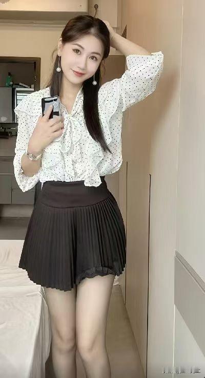 镜中人影动，花间笑语轻。