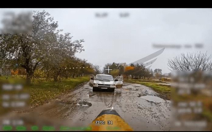 真是服了，俄军无人机拦截一辆乌军白色面包车，有意思的是，俄军没有偷袭或者直接攻击