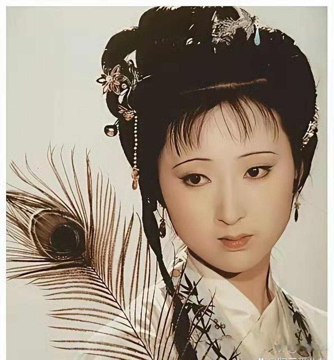 谁能想到陈晓旭卸下黛玉妆造，气质完全换了模样？87版红楼里，一身古装、淡淡愁容