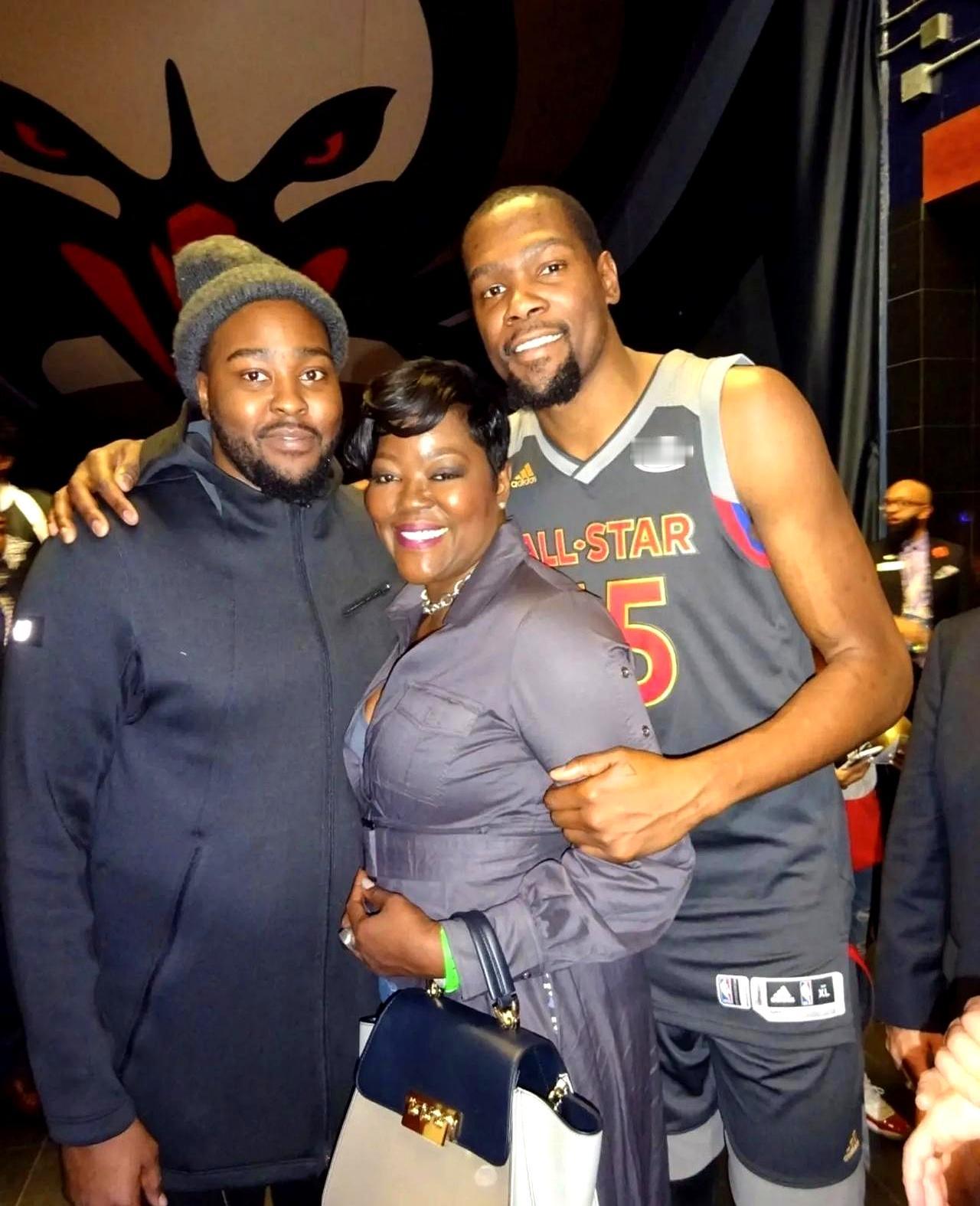 杜兰特缺席两场比赛的原因是因为他妈妈脑溢血病重。他因妈妈病重缺席比赛，2