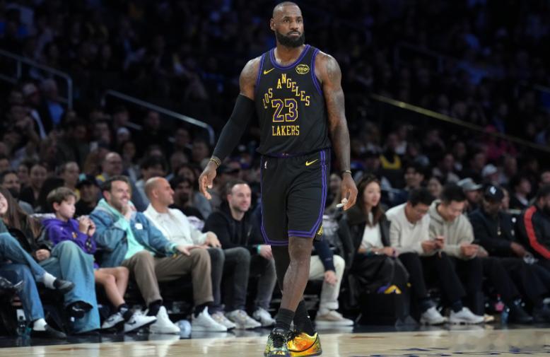 NBA常规赛，湖人108-106击败爵士。赛后詹姆斯接受了采访。谈到自己目前的状