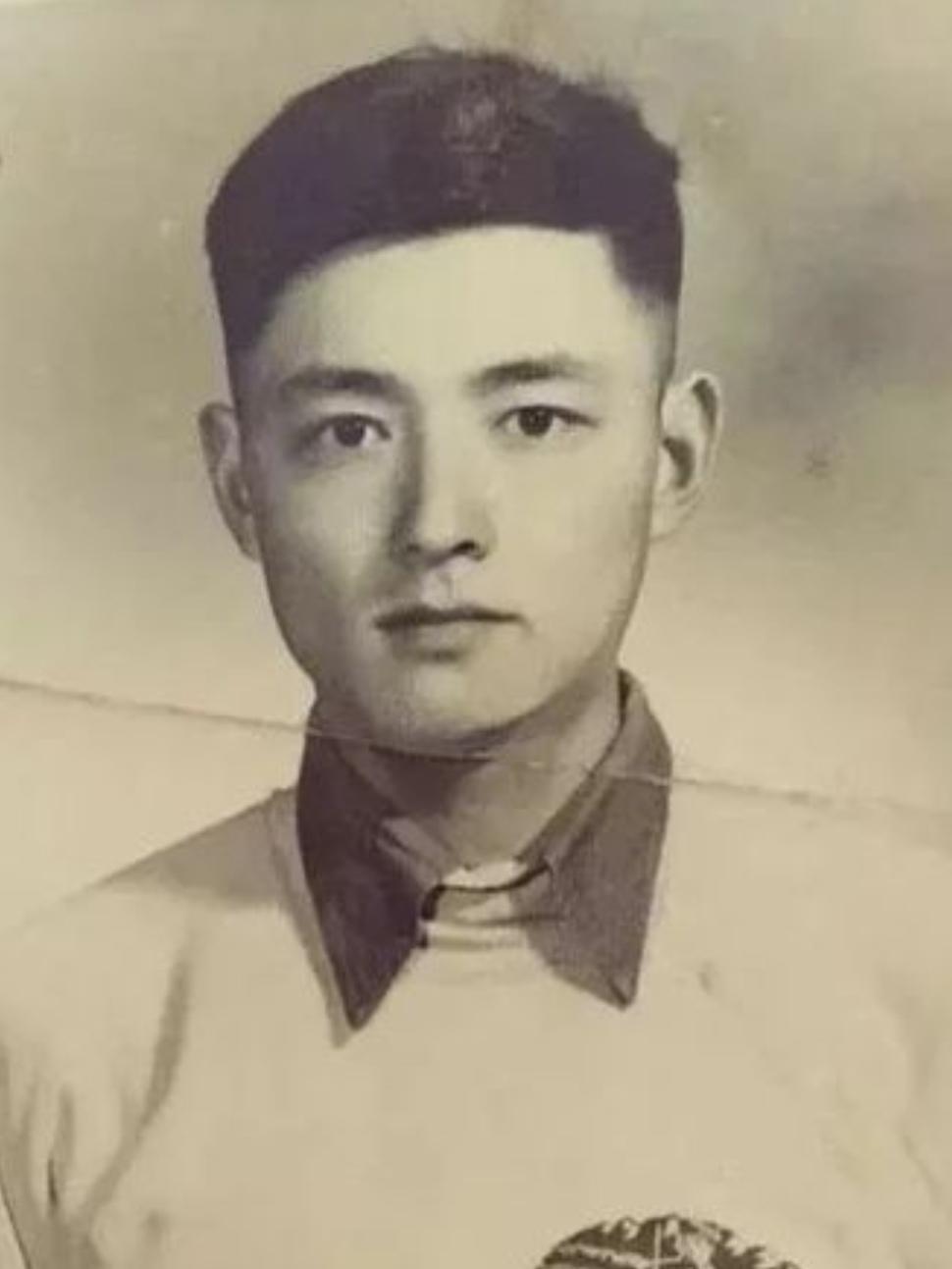 游本昌演的济公活佛疯疯癫癫、邋里邋遢，这是剧情需要，其实他原本的长相还是很帅的。