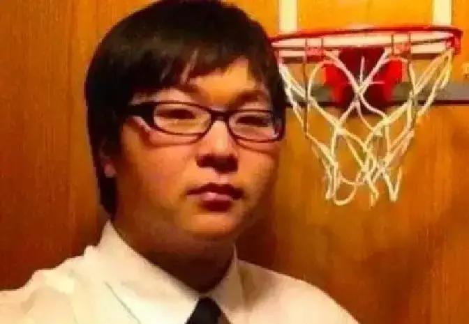 14岁丧父，30岁不婚，他先顾奶奶2009年6月，罗京走后第三天，14岁的