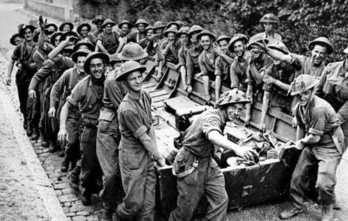 1944年，长驱直入的美国第三集团军突然停住进攻的步伐，一个勇武的将军从坦克里钻