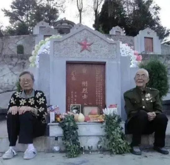 泪目了！2022年，两位老人感觉去日无多，趁有生之年千里迢迢来到儿子的墓前，他们