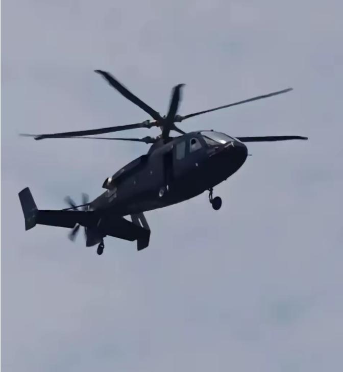 我国共轴双旋翼直升机成功首飞，近日，我国研制的共轴双旋翼直升机在昌飞某机场进行了