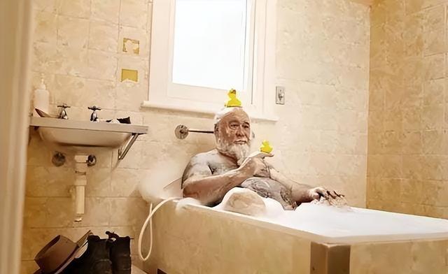 老人洗澡要注意冬天容易出问题医生特意提醒：年龄大的老人，记住“四不洗”，哪一
