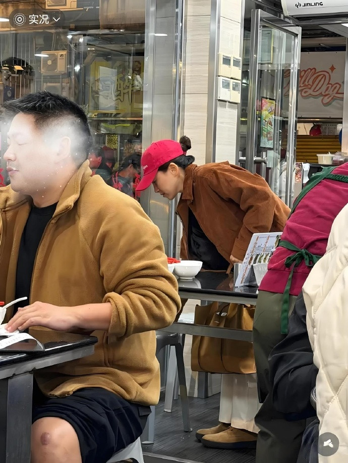 41岁朱珠澳门吃路边摊，虽素面模样仍然气质出众，饭后的举动超暖心​​​