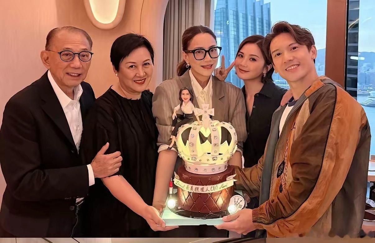 霍汶希生日那天，谢霆锋还现身庆祝了，他应该早早的就赶到了香港，即便谢贤16号去世