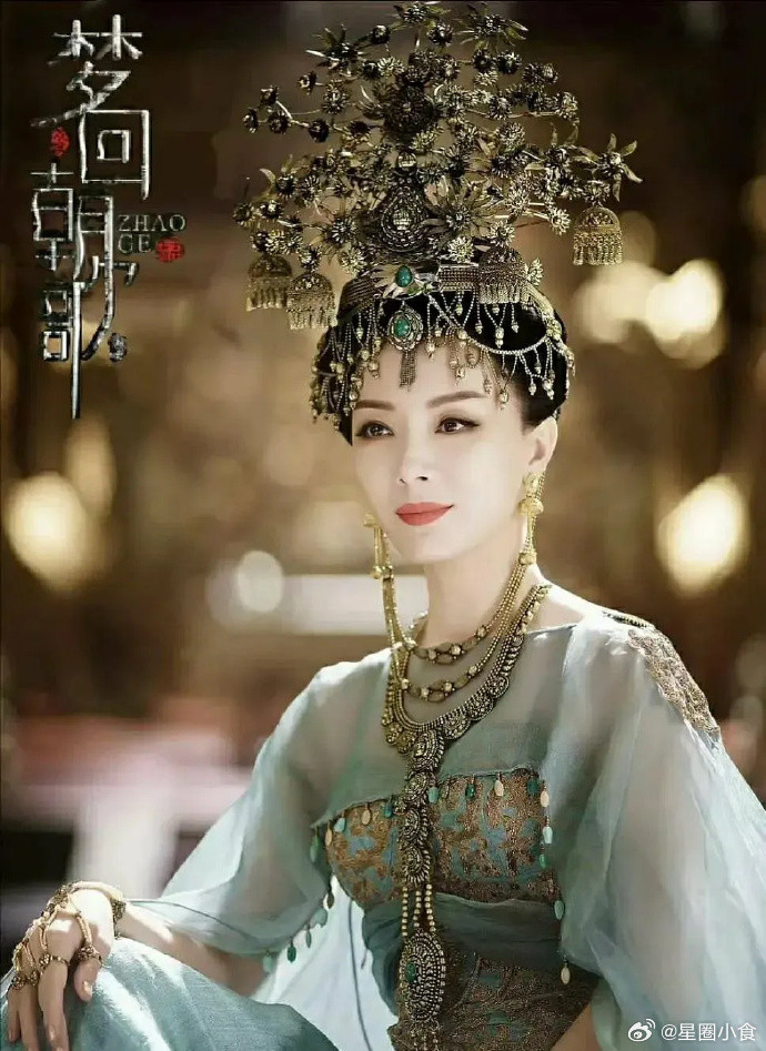 这也就是现代，头饰全是塑料片子。要是商代顶着这一脑袋青铜器，脖子还能安然无恙？