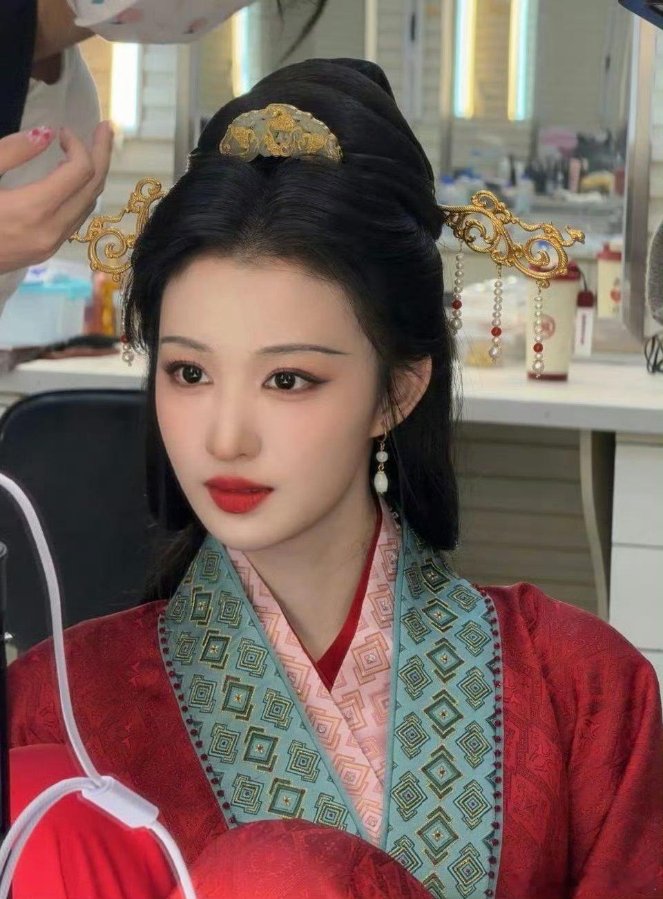 王楚然一脸懵不像演的妆造神来的……第一次发现她这么美