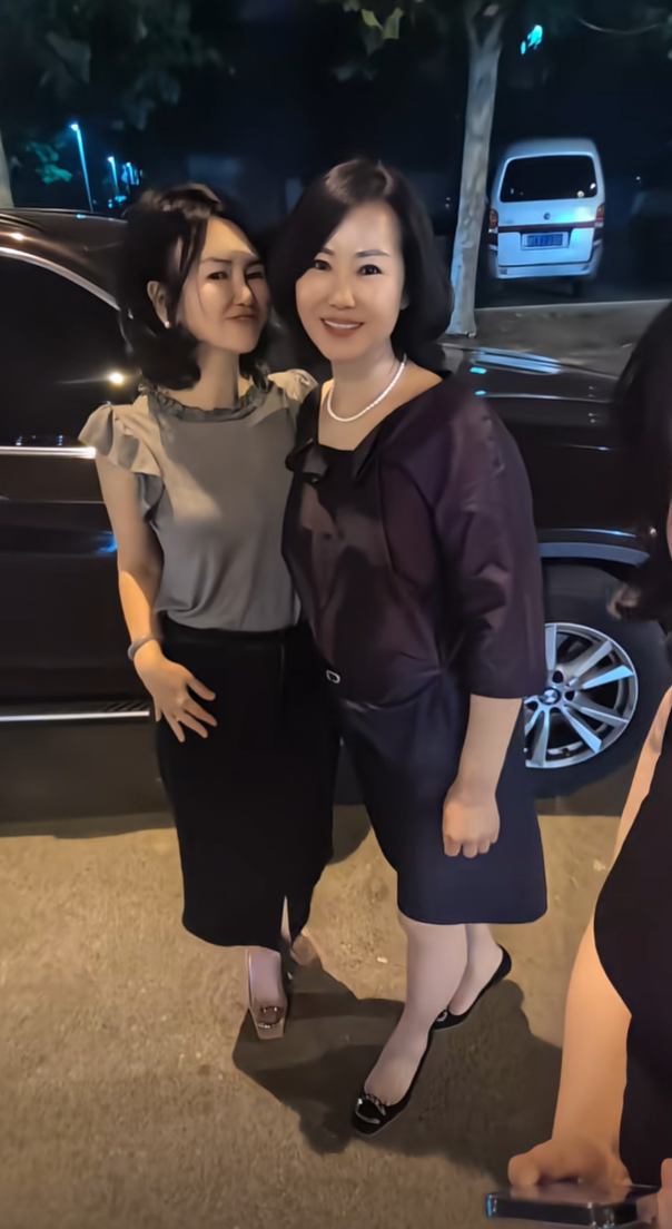 和姐妹们好久不见了。一起出来聊聊天