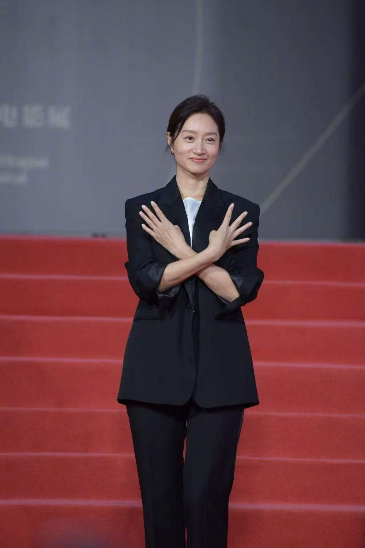 沈佳妮人低调作品高调从戛纳归来，沈佳妮两部作品入围平遥影展。平日低调沉静，作品却