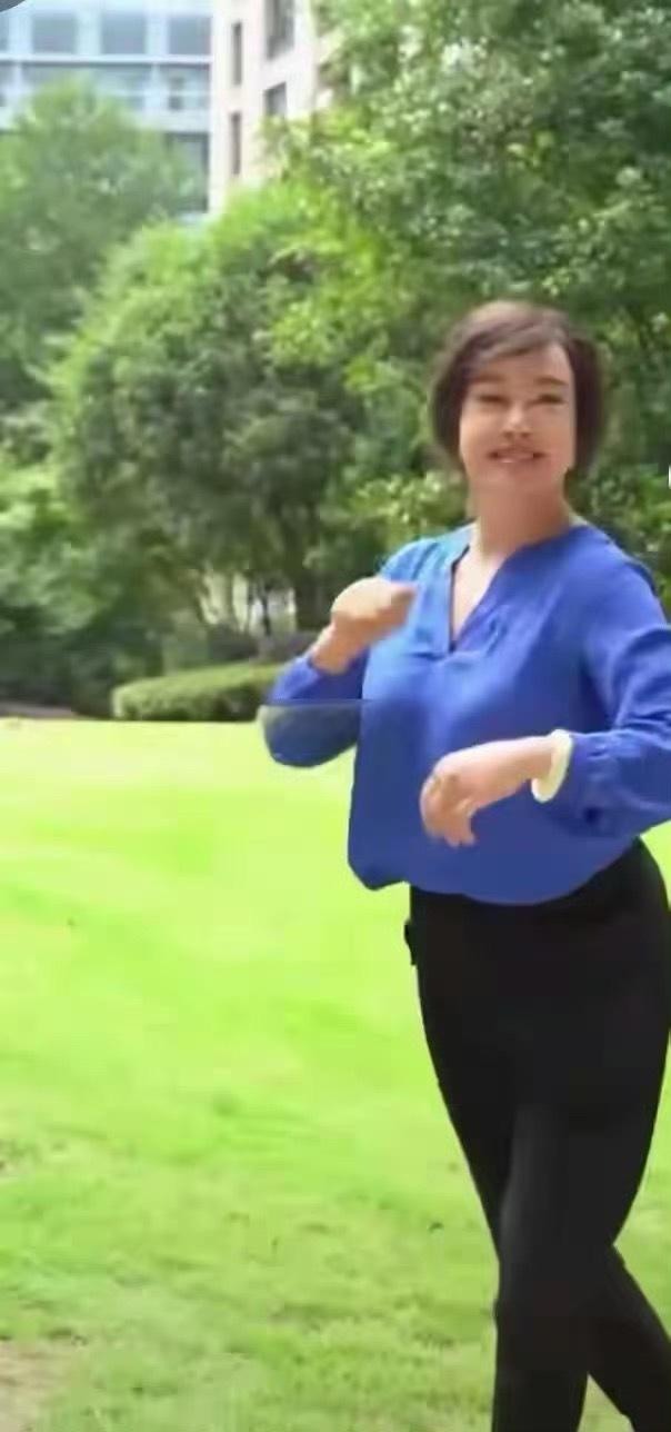 刘晓庆老师在公园里练健身操，身姿优美，动作协调。这哪像70多岁的老太太​​​