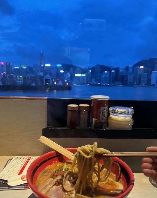 香港下班后我在维多利亚港哭泣过无数次这是在香港的第三年了，又想起，刚来香港住在