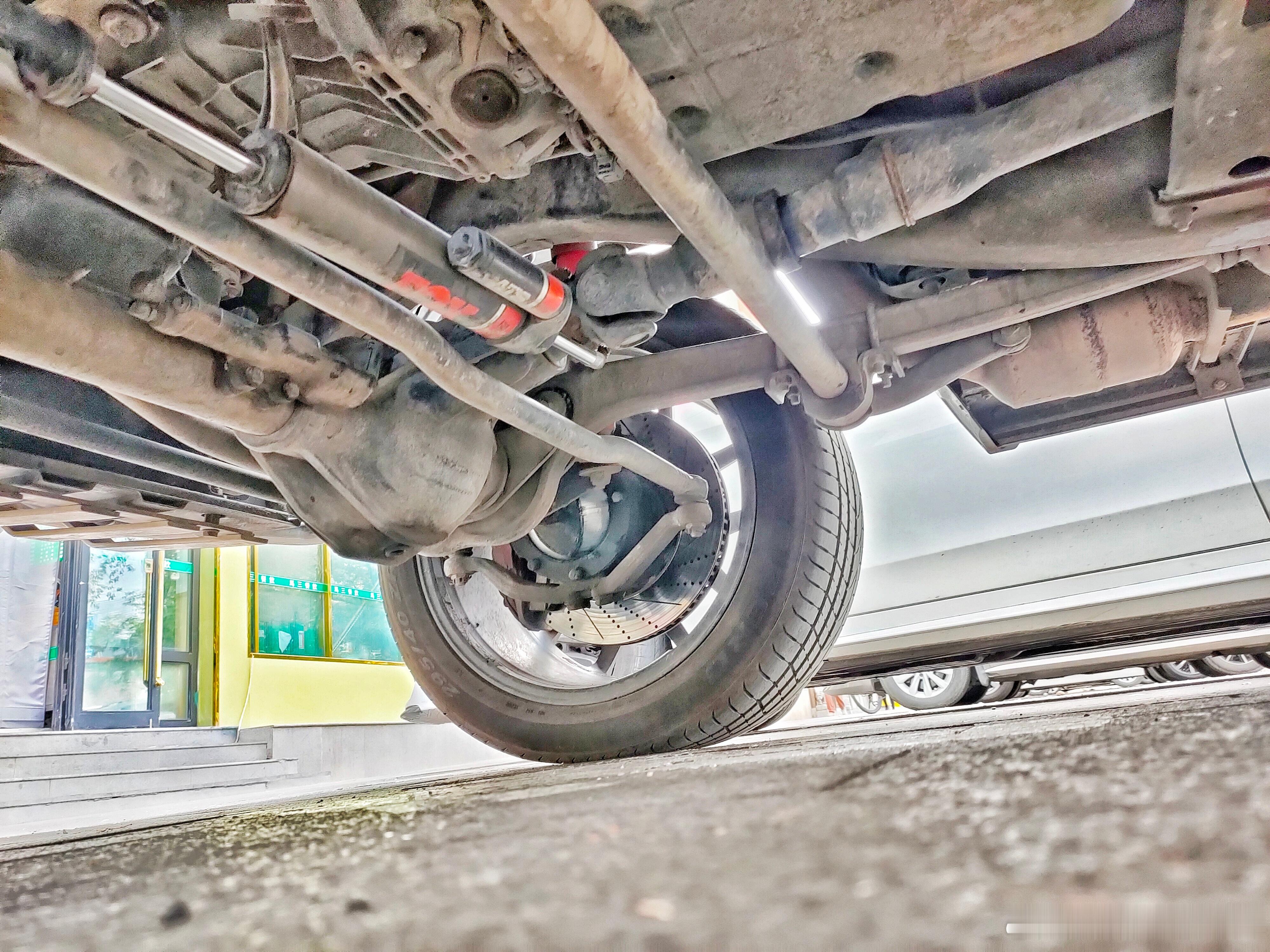 整体桥前腿的奔驰G不常见了。。。