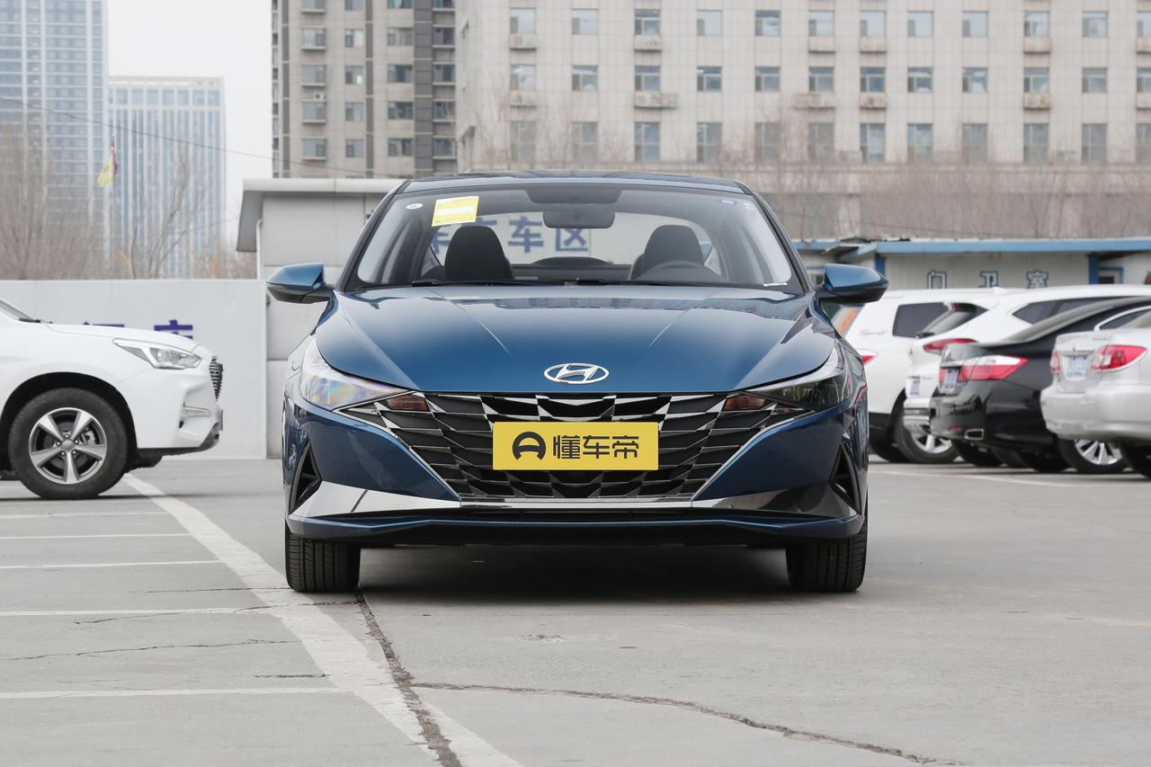 前两天去二手市场转了一圈，他想买台代步车，预算卡死7万。看了几台卡罗拉、朗逸，最