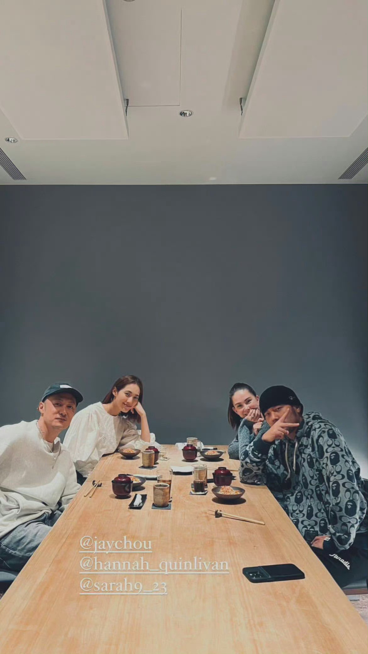 两对甜蜜的夫妻聚会