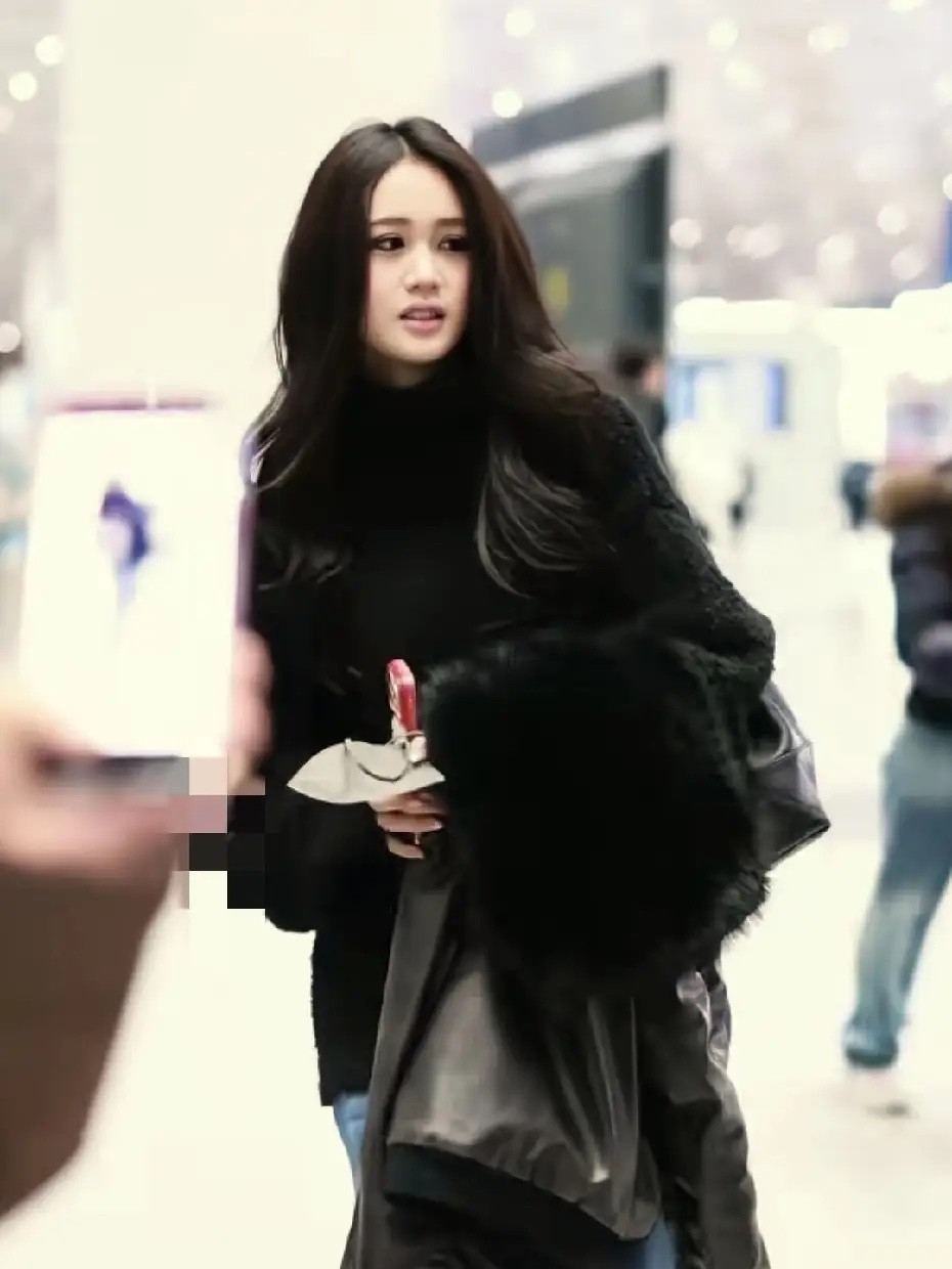 钟丽缇小女儿考拉现身机场，她长得好高啊，钟丽缇家的女儿，如果出道做明星，还是非常