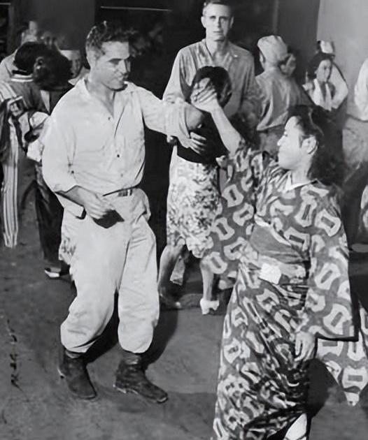 “我最怕侍候黑人了”，二战结束后，日本为了讨好美军，强迫国内平民女性，给美军当慰