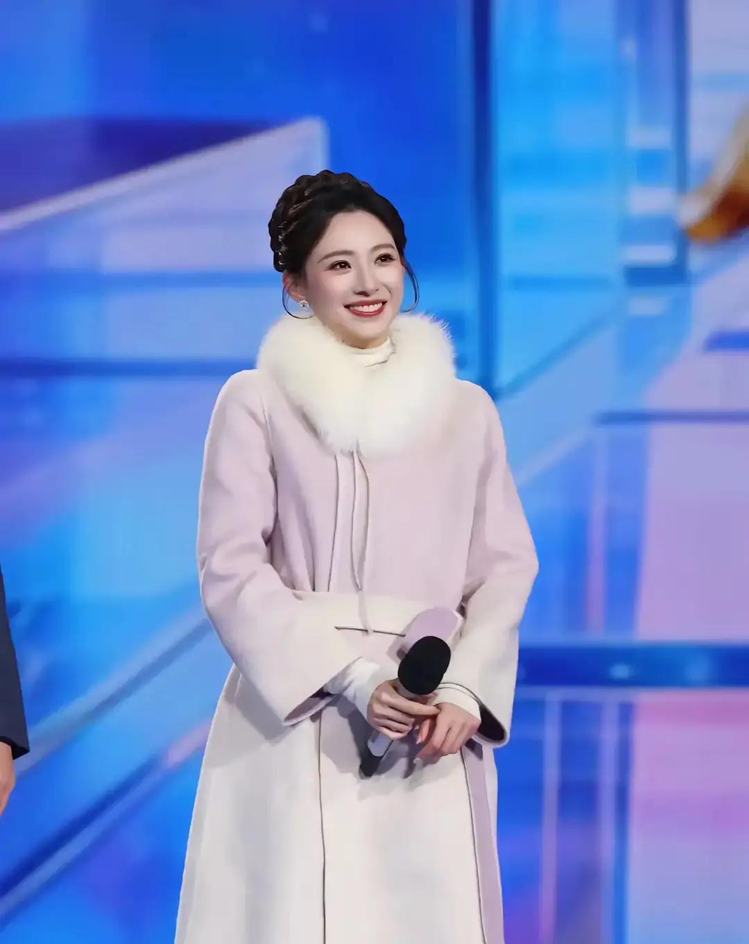 -15℃穿单衣直播央视把跨年晚会搬到山西黄河边，主持人龙洋的礼服薄得透光。